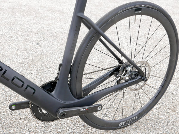 Simplon-Pride_integrated-carbon-aero-disc-brake-race-road-bike_rear-end-shaping-600x450